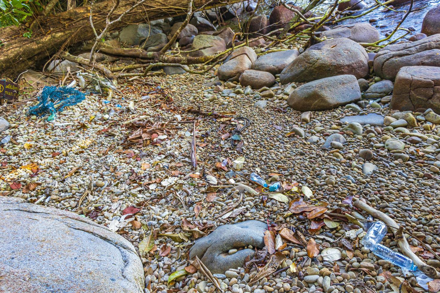 föroreningar och sopor lamru nationalpark khao lak phang-nga thailand. foto