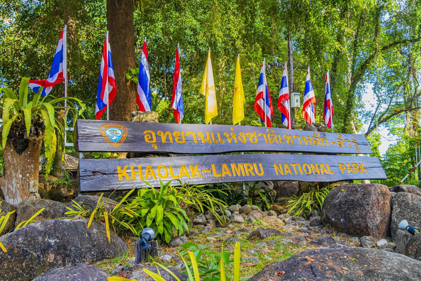 phang-nga thailand 09. februari 2018 välkomsttavlor lamru nationalpark khao lak phang-nga thailand. foto