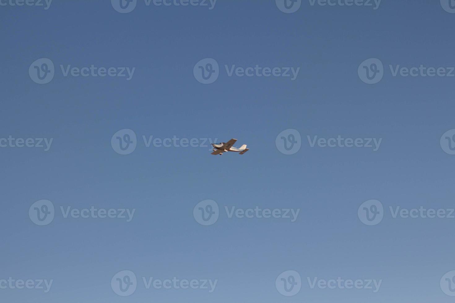 flygplan med propellrar flyger på himlen i landet, i Israel foto