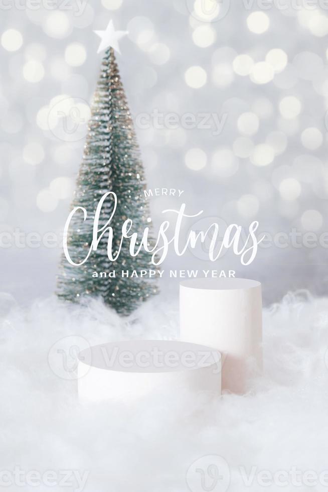 pmerry christmas hälsningar och podium eller piedestal i snön med julgran på en bokeh bakgrund vertikalt format foto