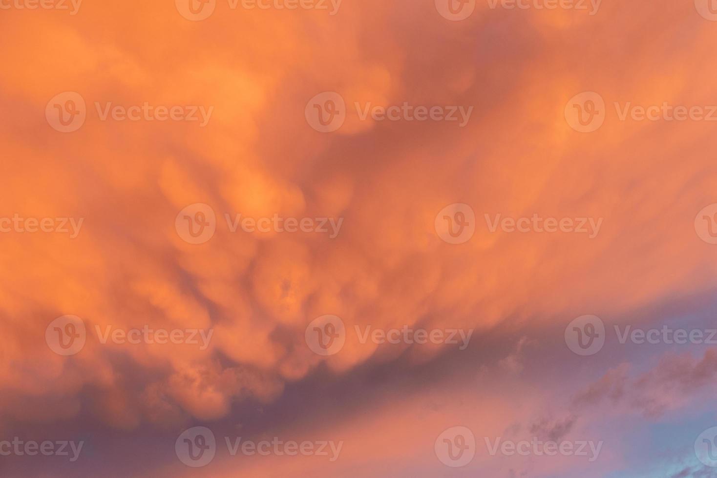 vacker sommarsolnedgång med orange himmel och moln foto