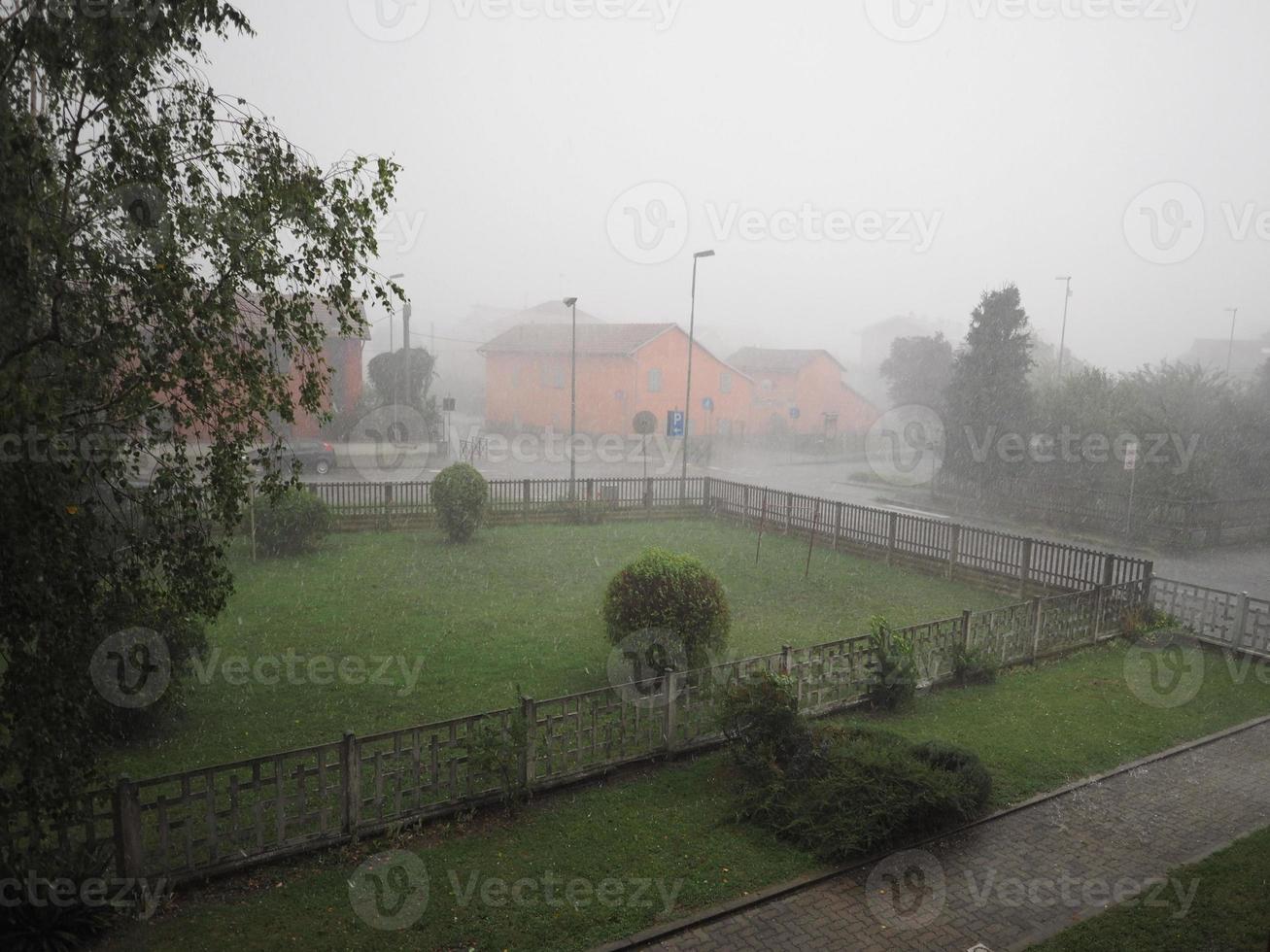 kraftigt regn och hagel foto