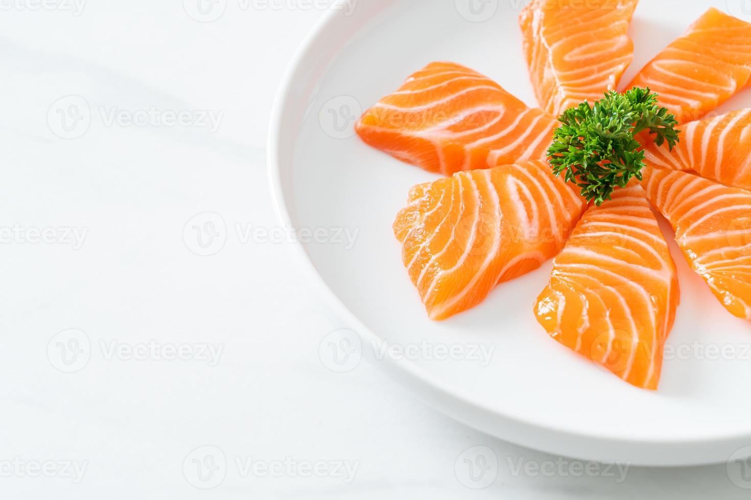 färsk laxrå sashimi på tallrik foto