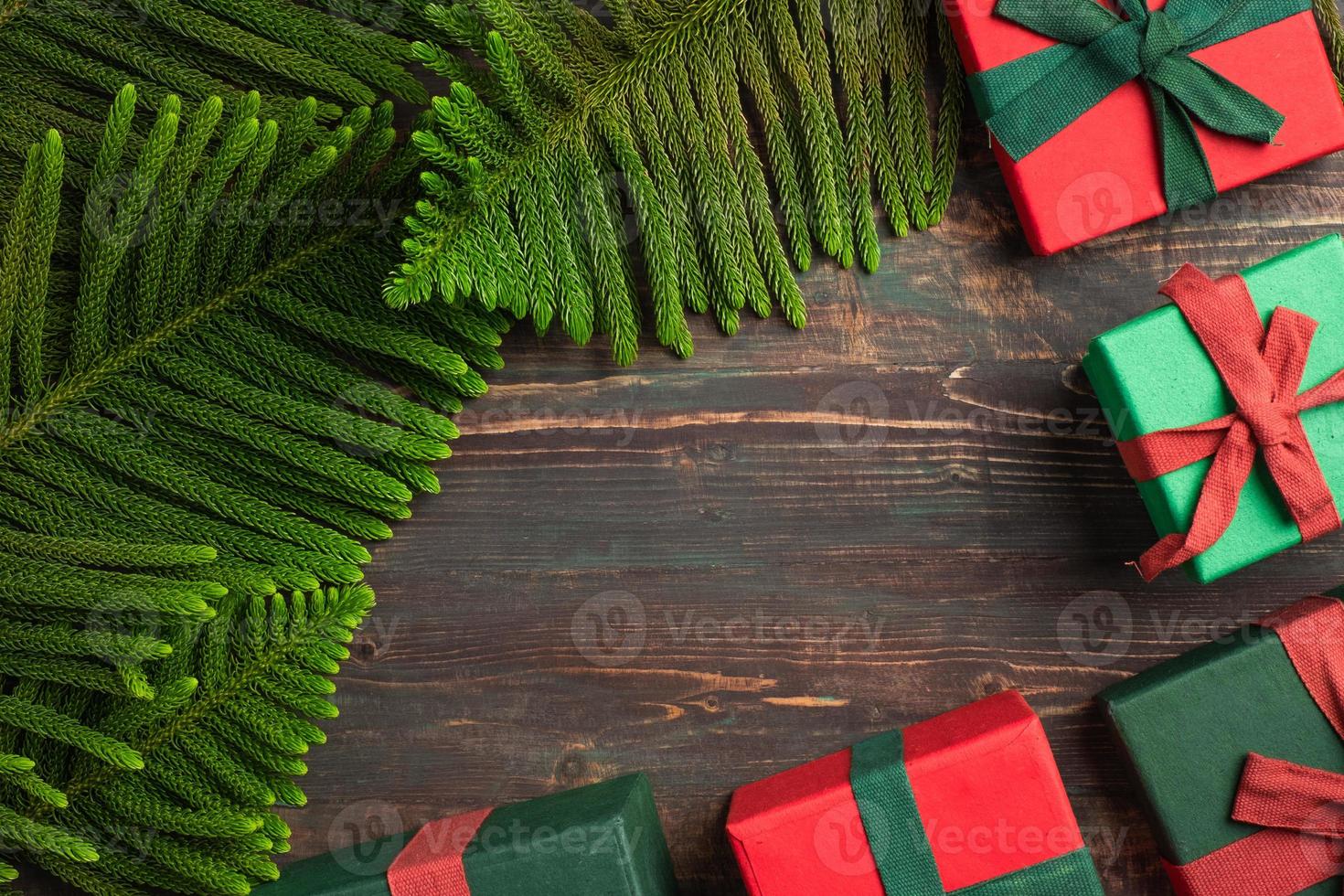 jul färgglada presentask med tall blad och dekoration prydnad på träbord foto
