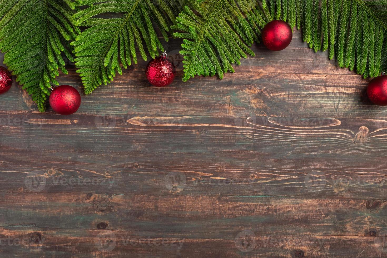 jul tallblad med grannlåt dekoration på träbord foto