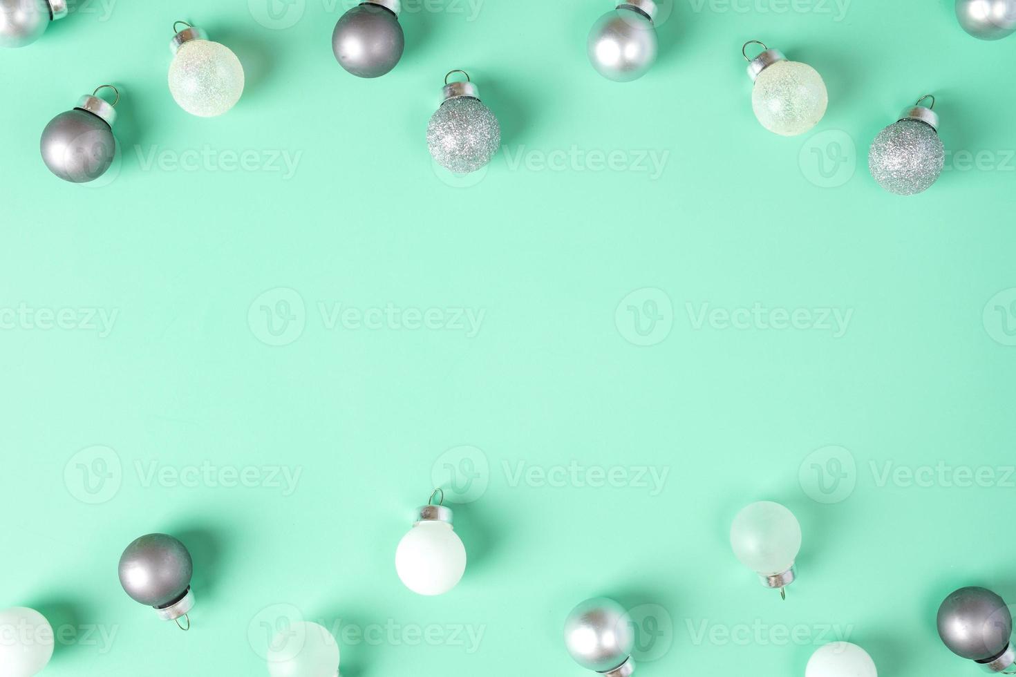 grupp av julgranskula boll dekoration på pastellgrön bakgrund foto