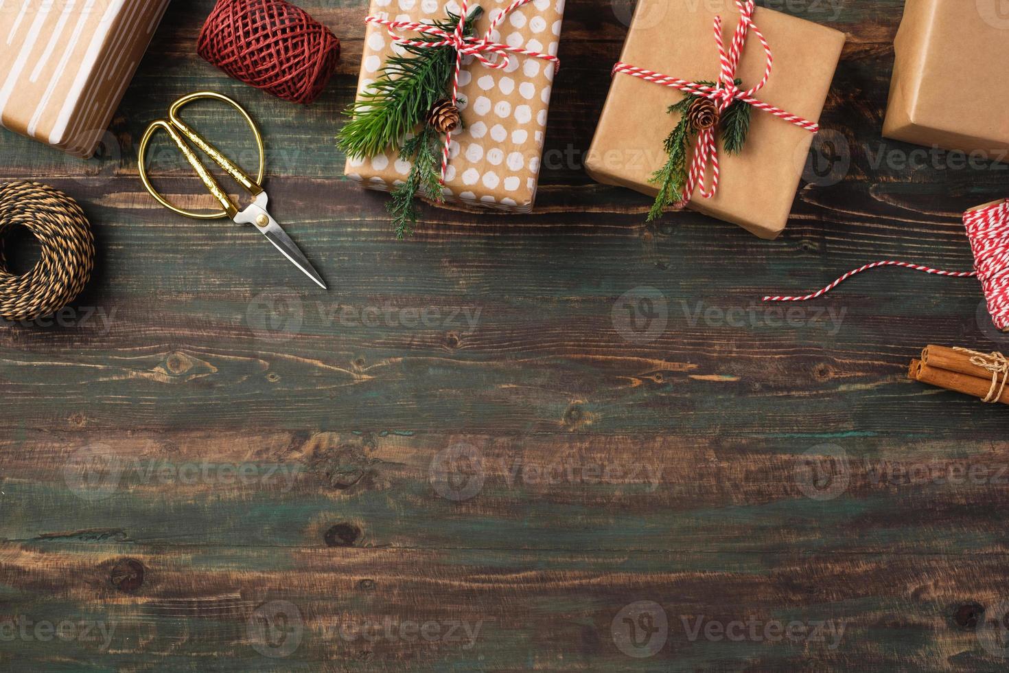 handgjord julklappslåda med brunt pappersdekor med furugran på träbord foto
