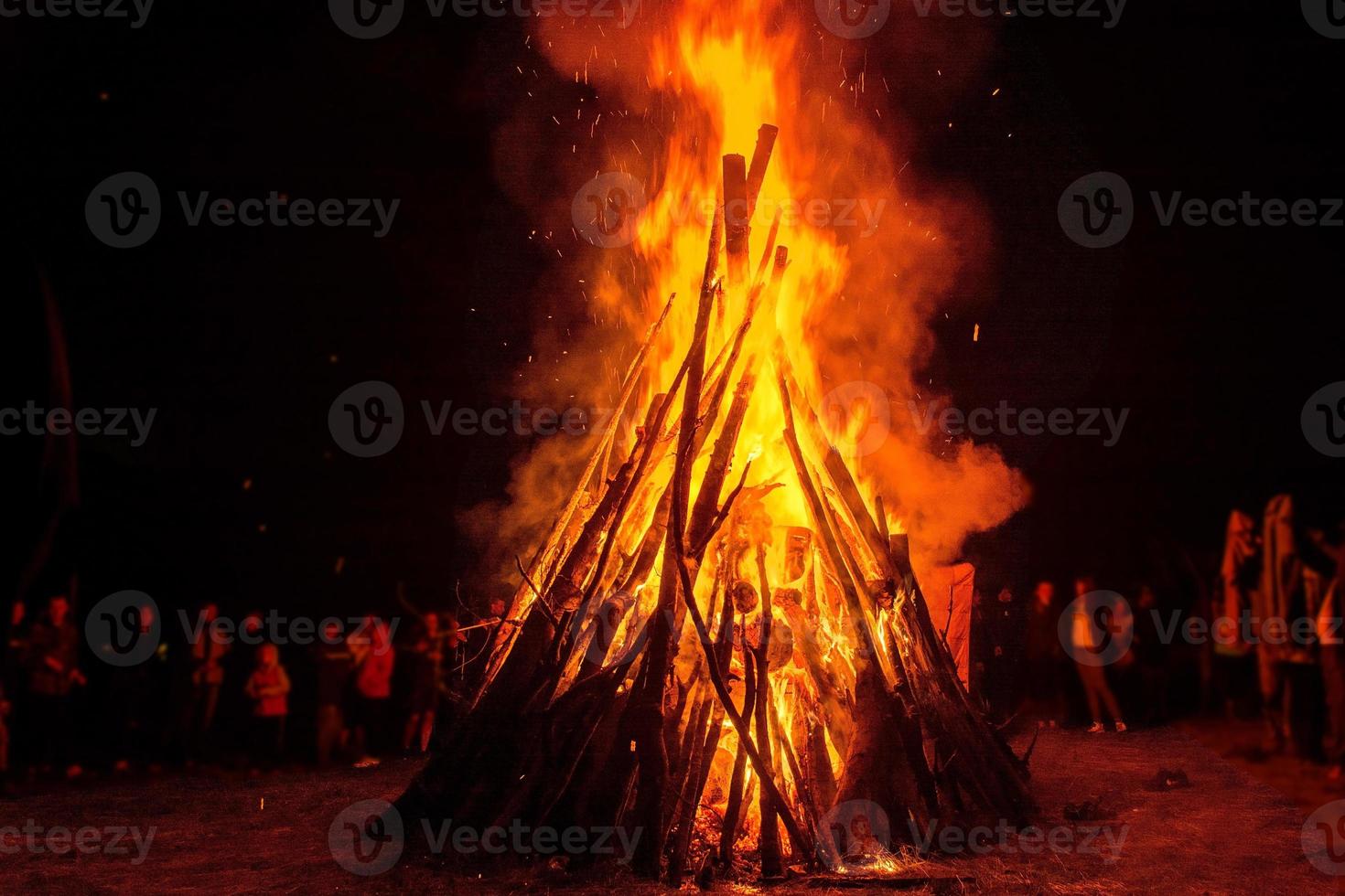 stor ljus eld vid ett firande i den ukrainska byn. Ukraina 2017 år foto