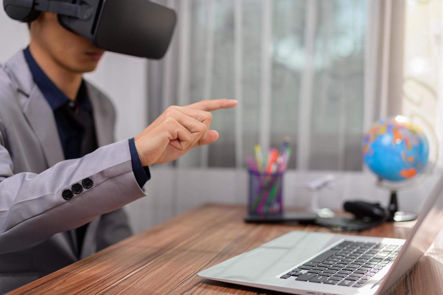 affärsman virtual reality glasögon vr augmented reality metavers på virtuell värld. foto