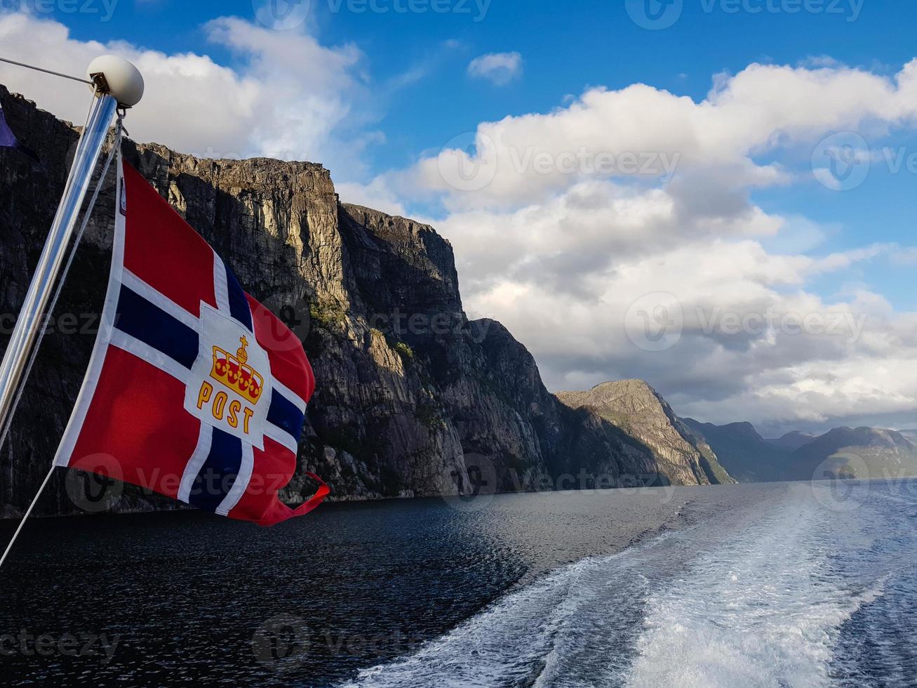 med ett kryssningsfartyg i norska fjordarna foto