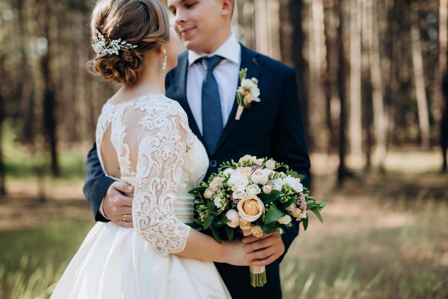 brudparet går i en tallskog foto