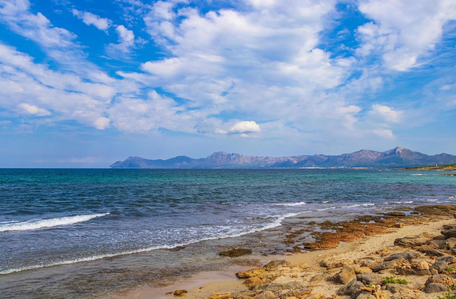 vacker kust och strand landskap panorama can picafort mallorca spanien. foto