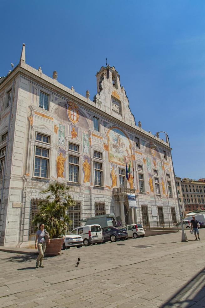 genua, Italien 2015 - människor i palazzo san giorgio, byggt 1260 foto