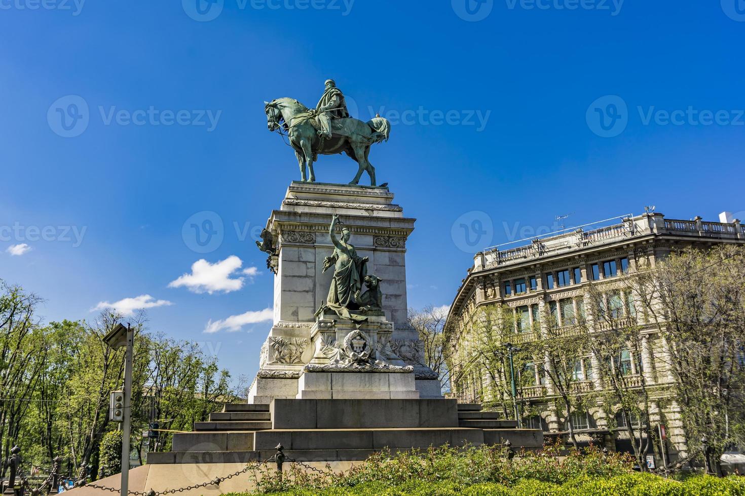 monument till giuseppe garibaldi i milano foto