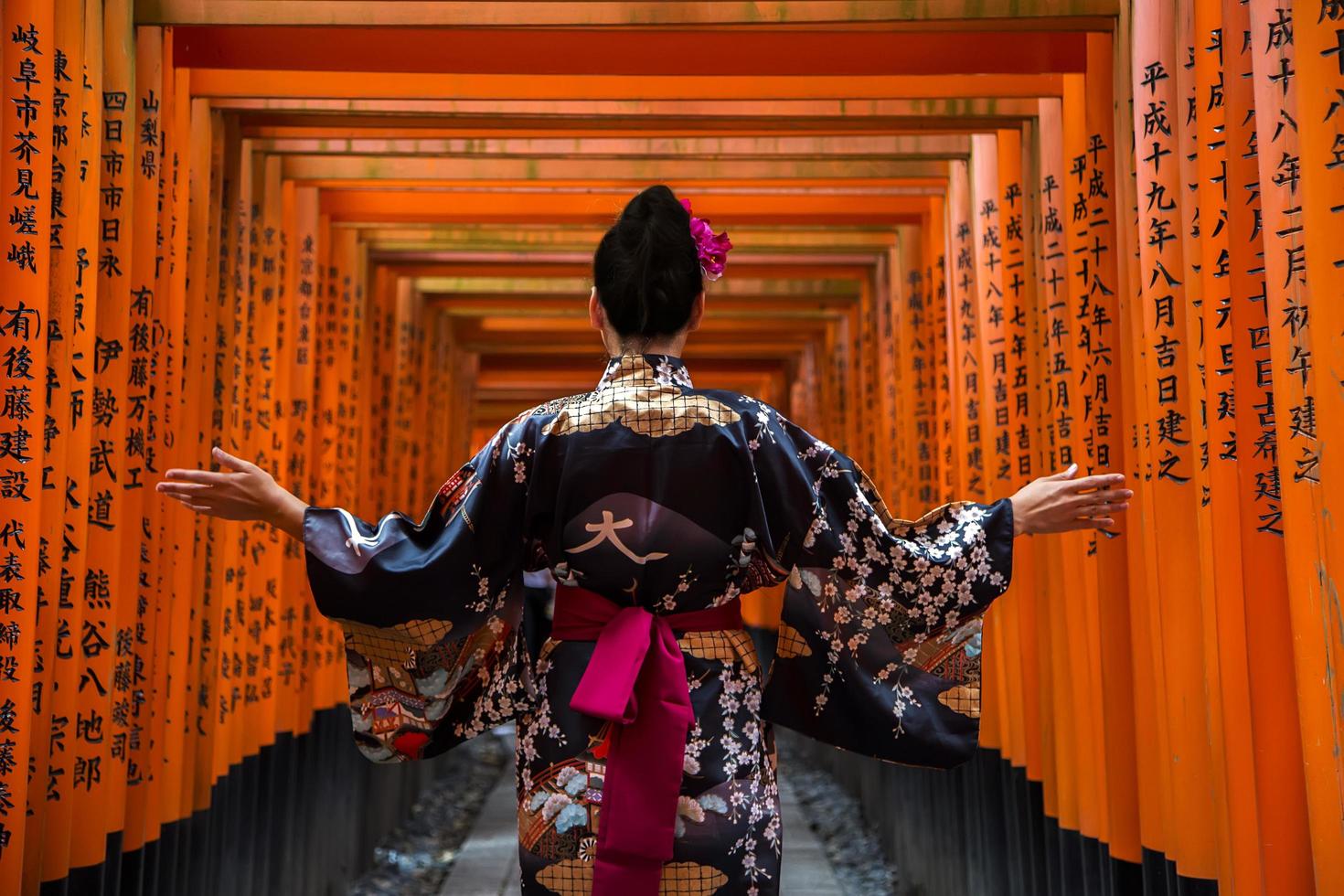 Kyoto, Japan 2016 - kvinna i kimono, gångväg i Fushimi Inari-helgedomen foto