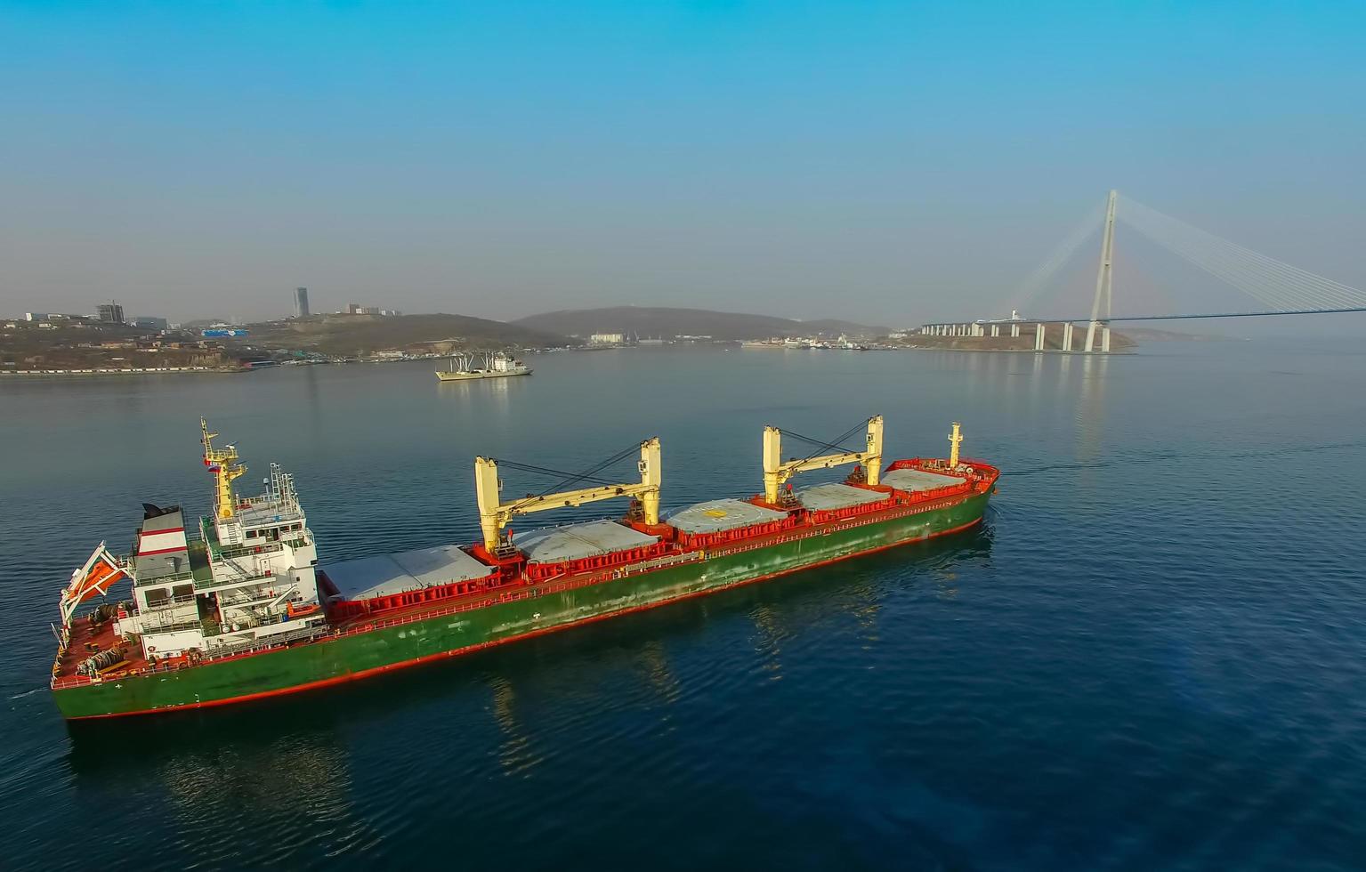 östra Bosporensundet till fartyg i bakgrunden av den ryska bron. foto