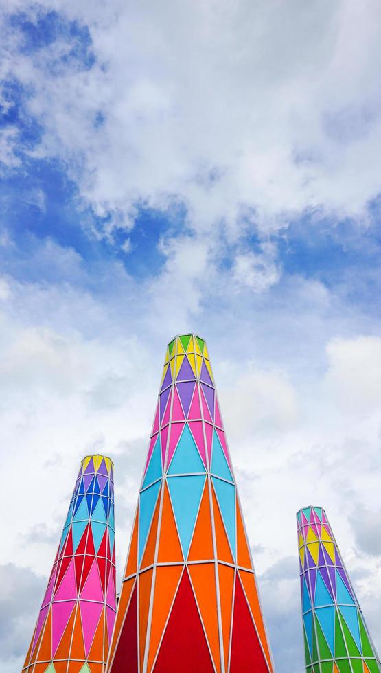 den färgglada koniska takfasaden i karnevalslandet. turistattraktion byggnad mot den molniga himlen. turistattraktionen med glada nyanser. foto