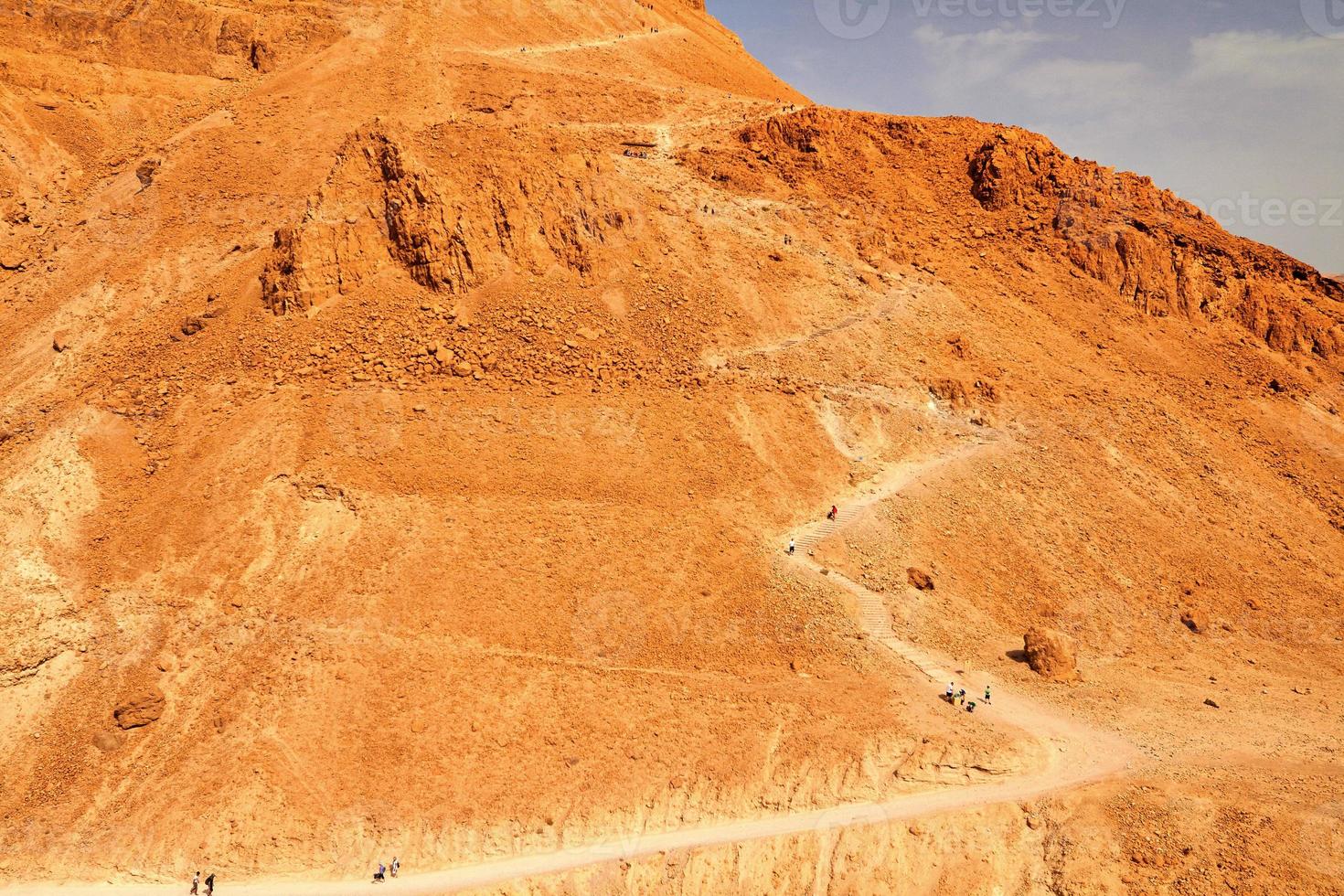 naturskön utsikt över Masada-berget i Judeens öken nära döda havet, Israel. foto