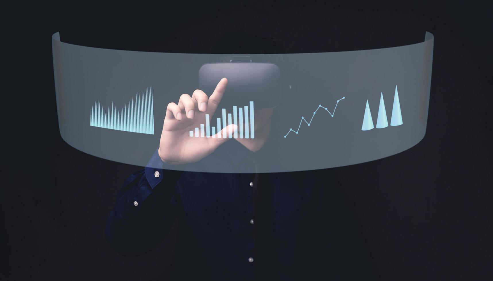 affärsman använder virtuell verklighet metaverse glasögon till virtuell värld som visar stapeldiagram affärstillväxt foto