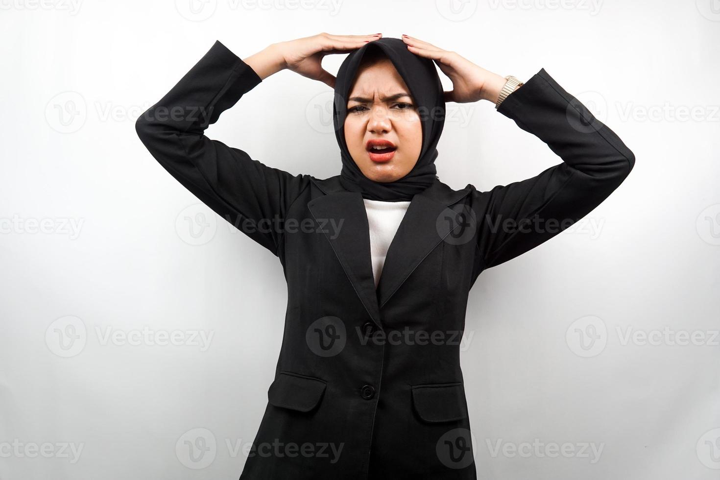 vacker ung asiatisk muslimsk affärskvinna chockad, förvånad, wow uttryck, händer som håller huvudet, isolerad på vit bakgrund foto