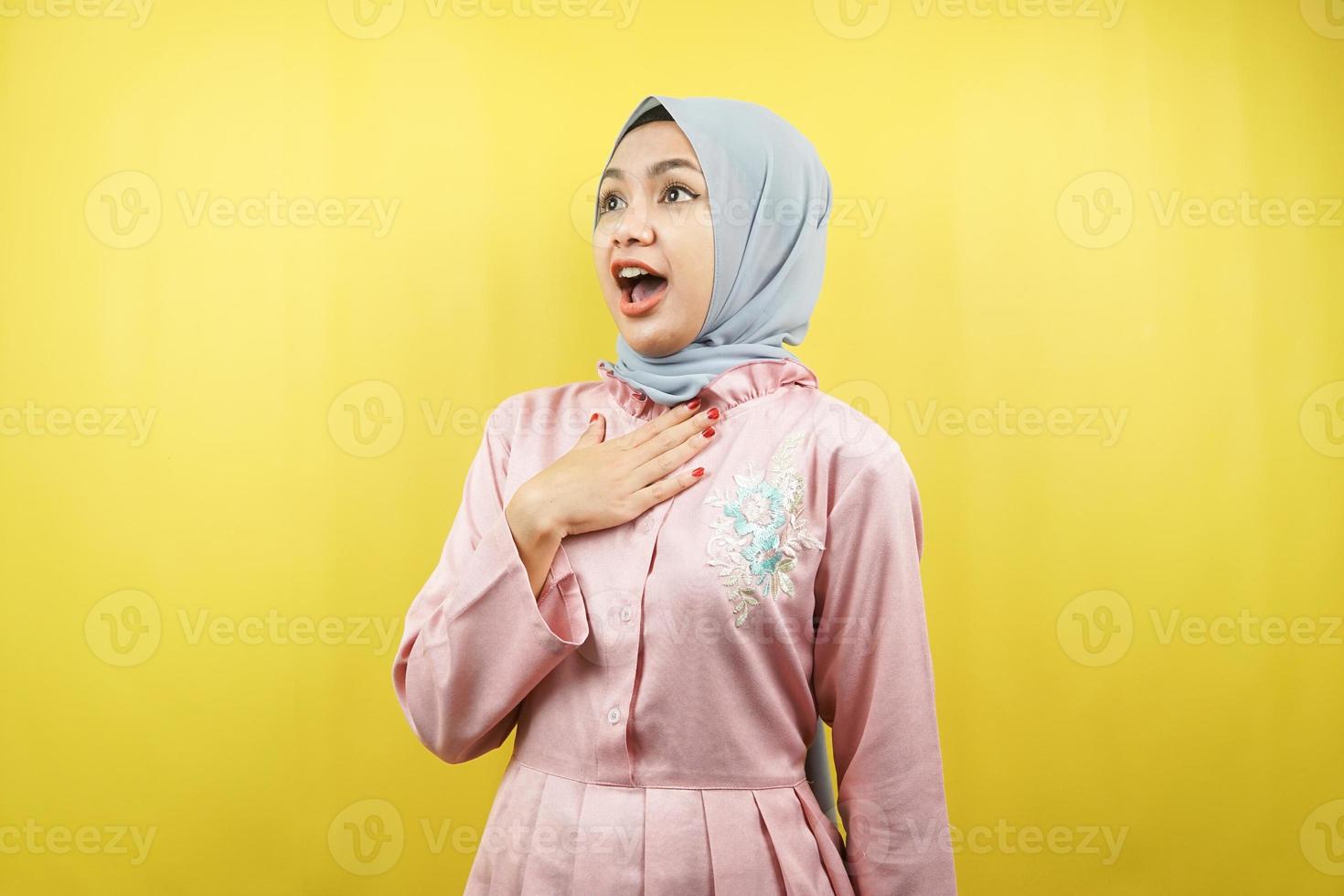 vacker glad muslimsk ung kvinna, förvånad, chockad, isolerad foto