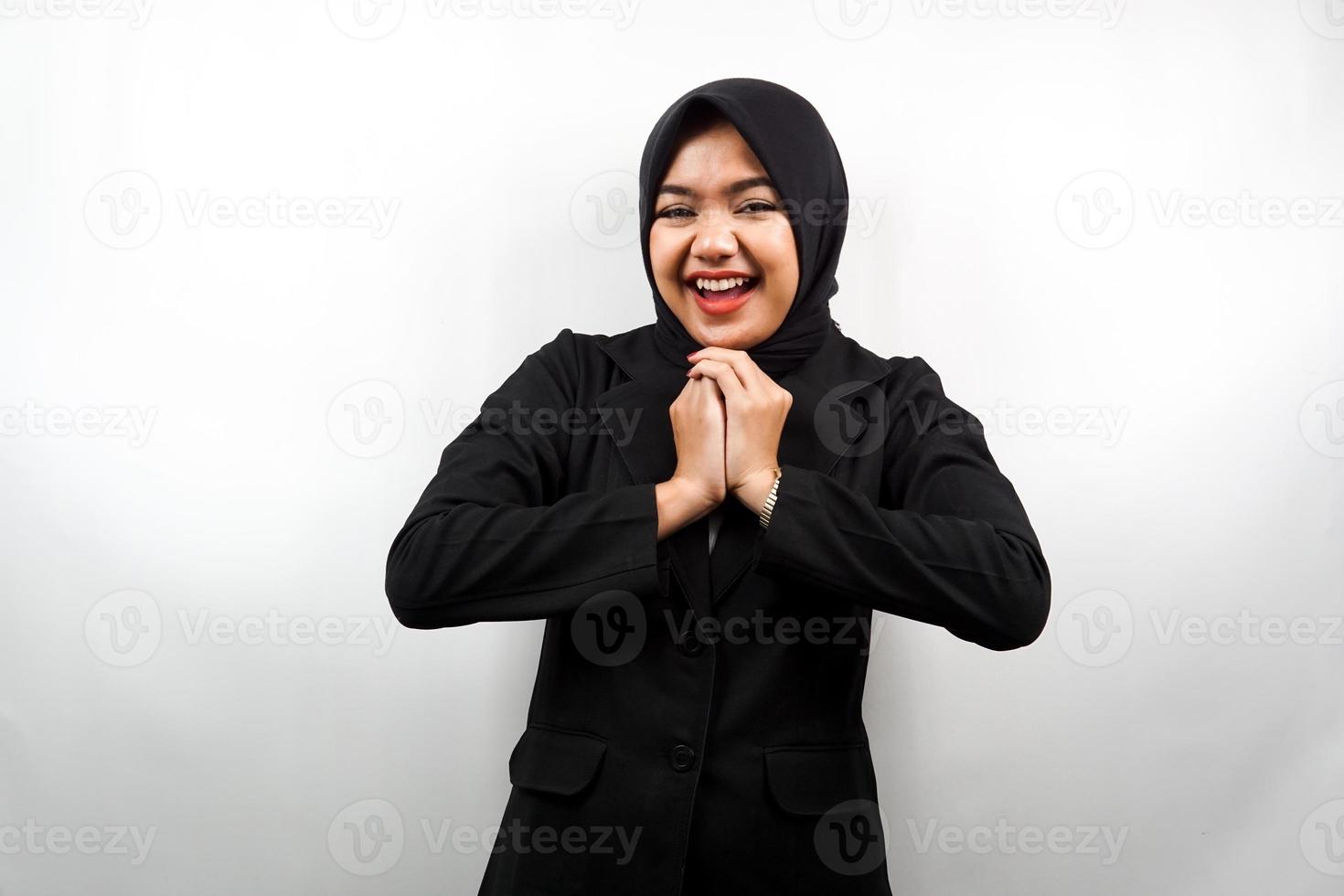 vacker ung asiatisk muslimsk affärskvinna chockad, förvånad, wow uttryck, med händerna knäppta, isolerad på vit bakgrund foto