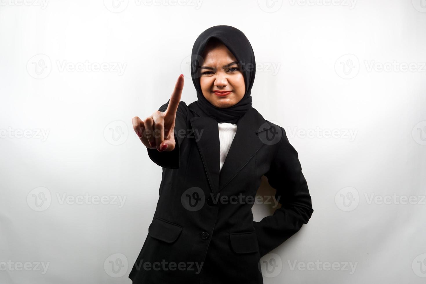 vacker självsäker asiatisk ung muslimsk affärskvinna, med nummer ett tecken hand, varningsskylt hand till kameran, isolerad på vit bakgrund foto