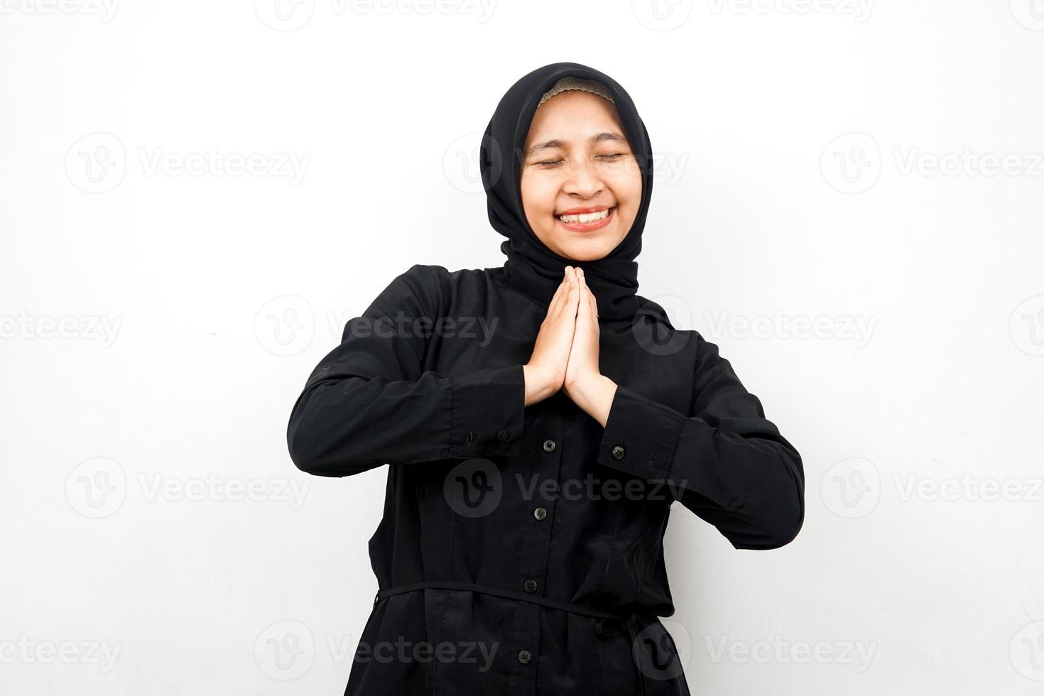 vacker och glad ung asiatisk muslimsk kvinna, händer på ansiktet, isolerad på vit bakgrund foto