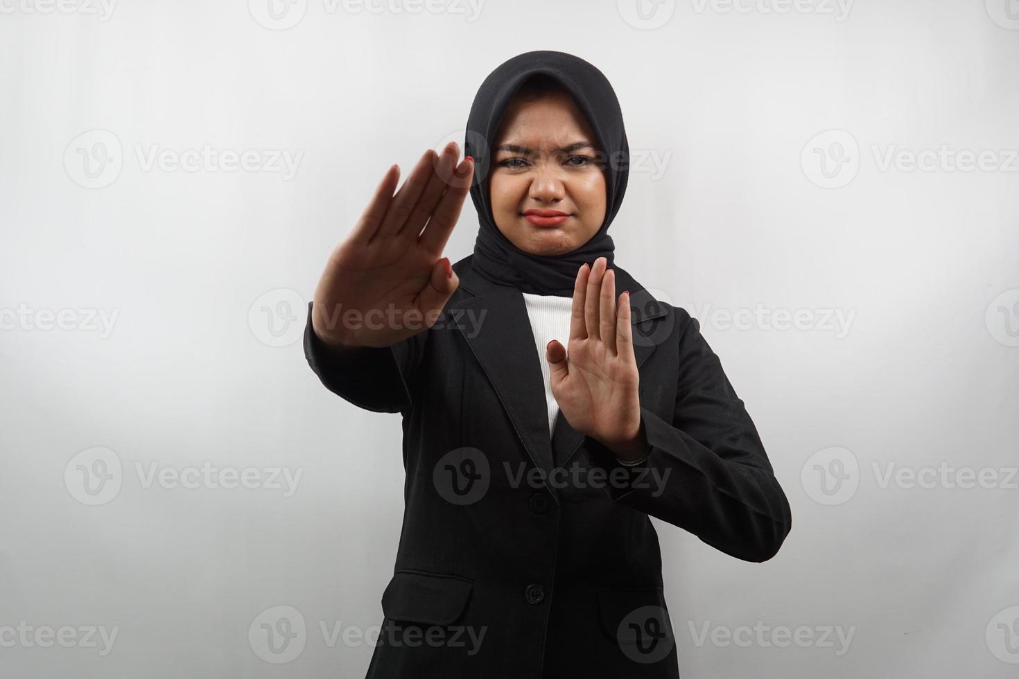 vacker asiatisk ung muslimsk affärskvinna med stoppskylt hand, avvisa tecken hand, förbudsskylt hand, närma sig inte handen, håll dig borta tecken hand, flytta inte tecken hand, isolerad på vit bakgrund foto