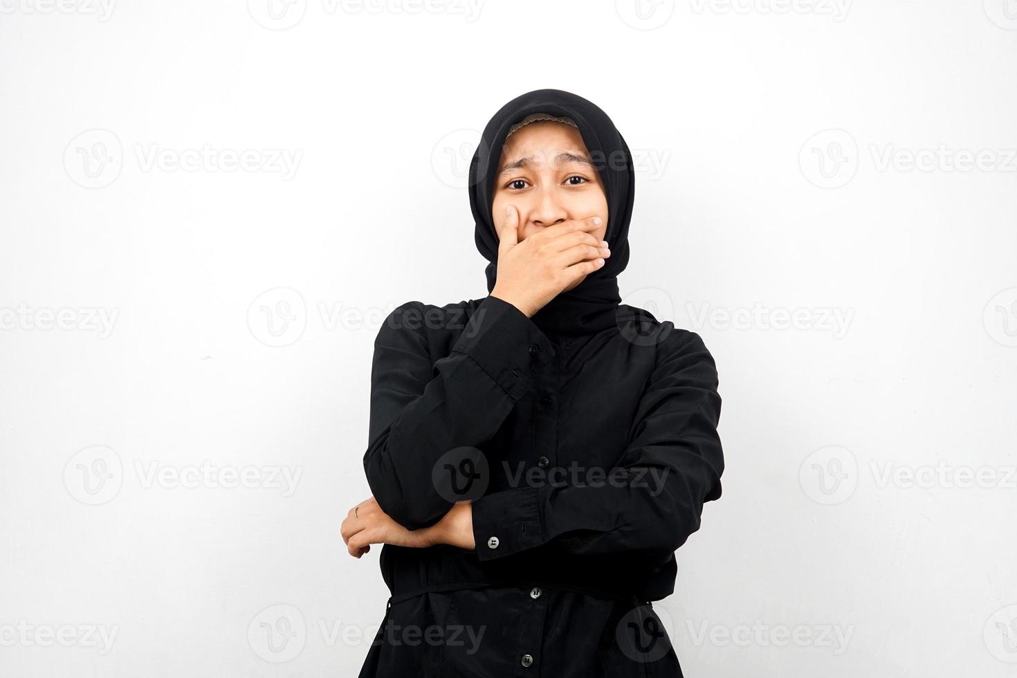 vacker ung asiatisk muslimsk kvinna förvånad, chockad, med händer som täcker munnen, isolerad på vit bakgrund foto