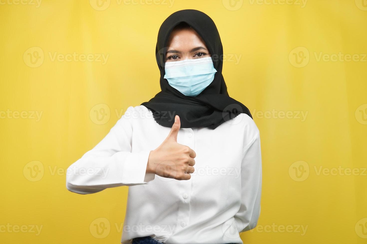 muslimsk kvinna som bär medicinska masker, anti-coronavirusrörelse, anti covid-19-rörelse, hälsorörelse som använder masker, med händer som visar ok-tecken, bra arbete, framgång, seger, isolerad foto