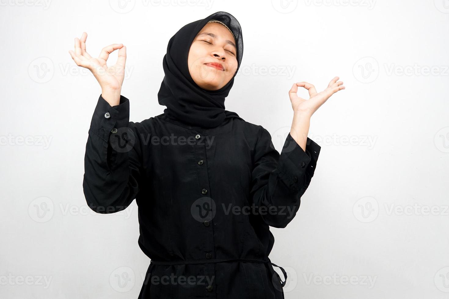 vacker ung muslimsk kvinna med händer som mediterar tecken, ler bekväm och glad, isolerad på vit bakgrund foto