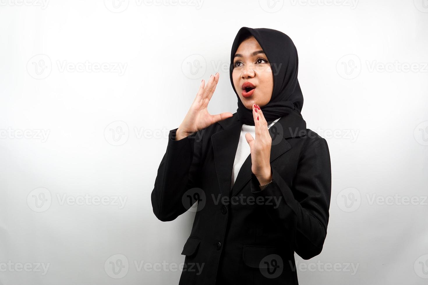 vacker ung asiatisk muslimsk affärskvinna chockad, misstroende, förvånad, tittar på ett tomt utrymme som presenterar något isolerat på en vit bakgrund foto