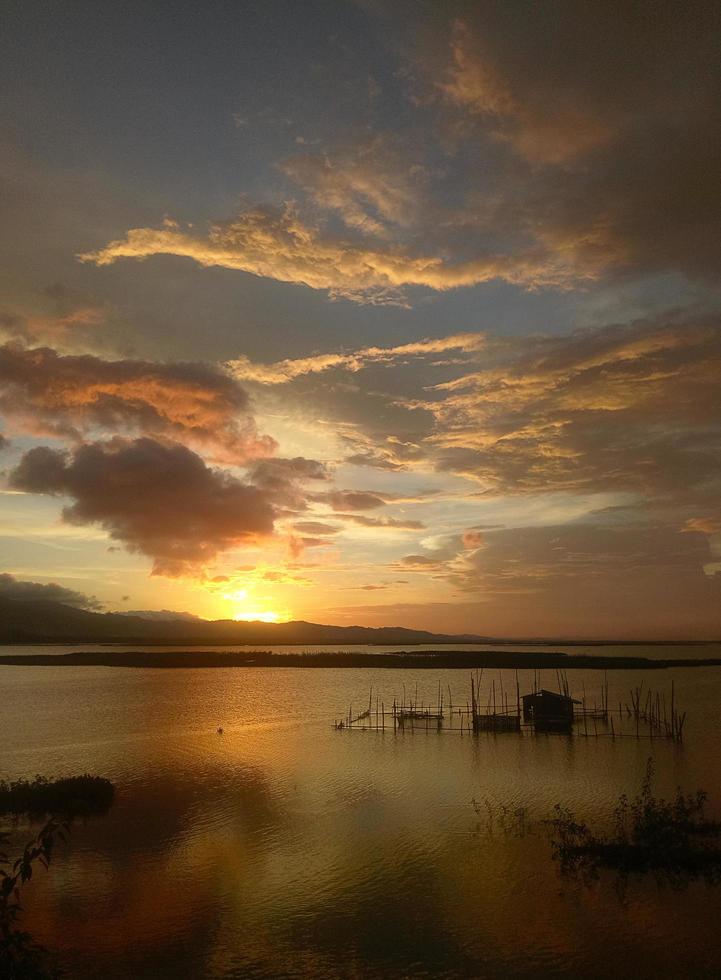 en limboto sjöutsikt på eftermiddagen. solnedgång på limboto sjön, Indonesien foto