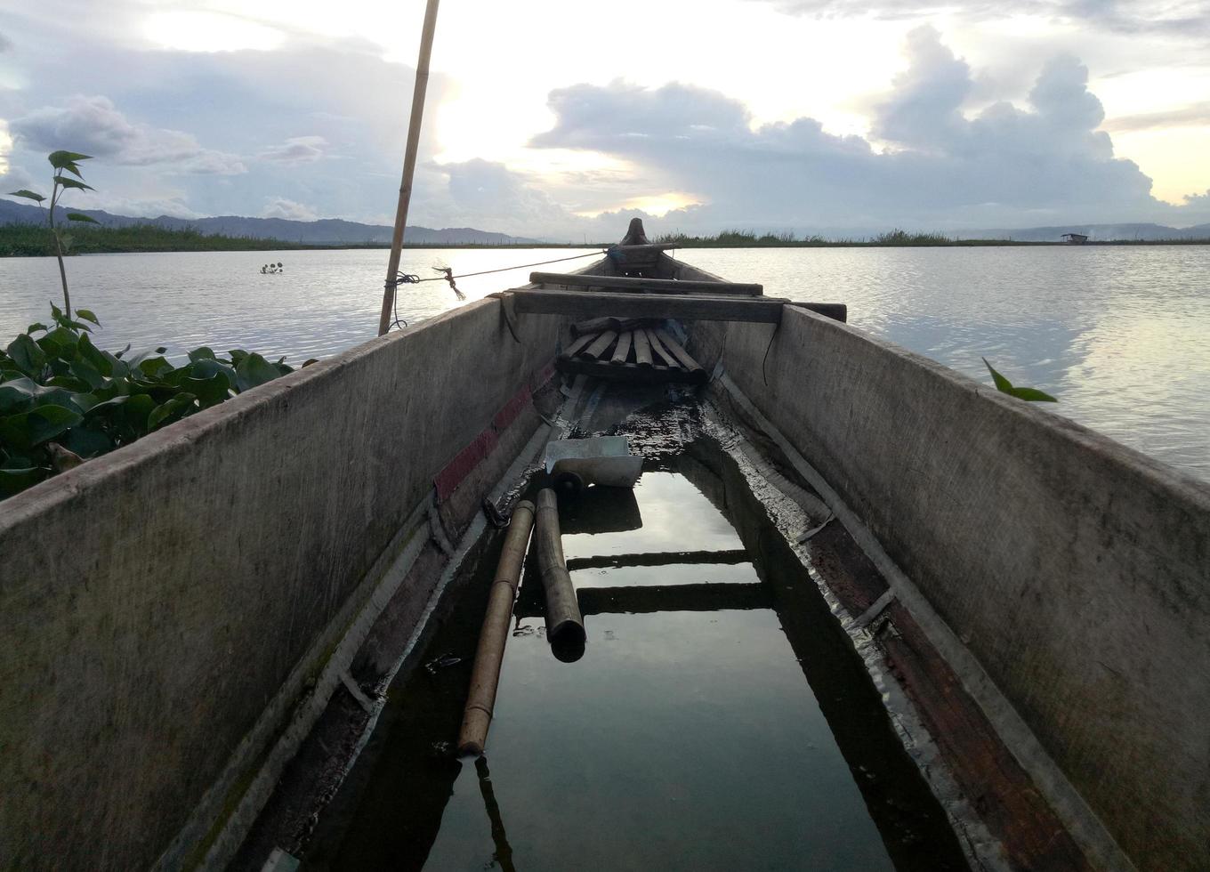 en traditionell fiskebåt förankrad vid stranden av Limboto-sjön, gorontalo. foto