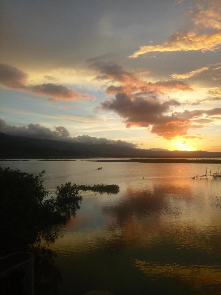 en limboto sjöutsikt på eftermiddagen. solnedgång på limboto sjön, Indonesien foto