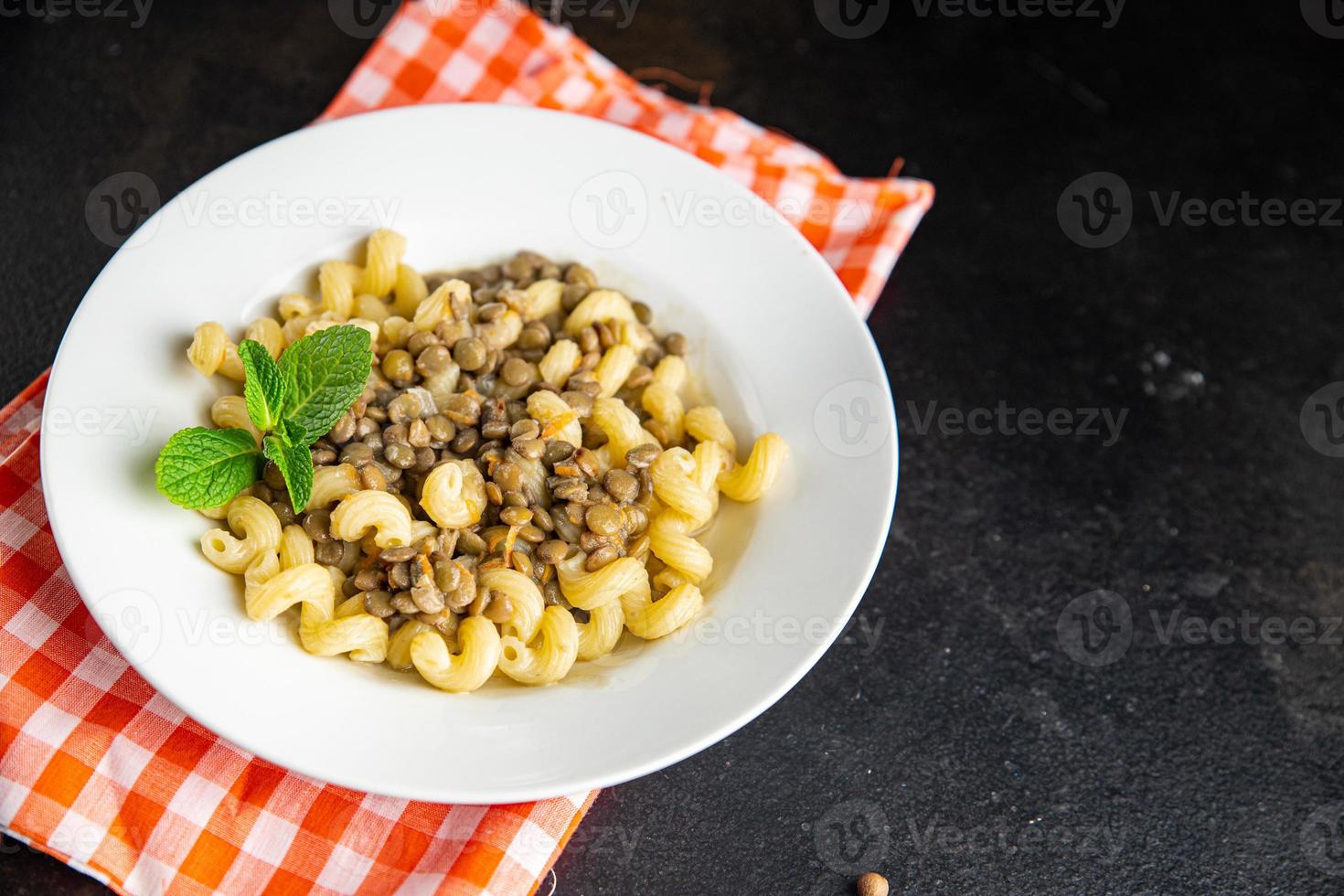 linspasta cavatappi bönor baljväxter vegetarisk mat foto