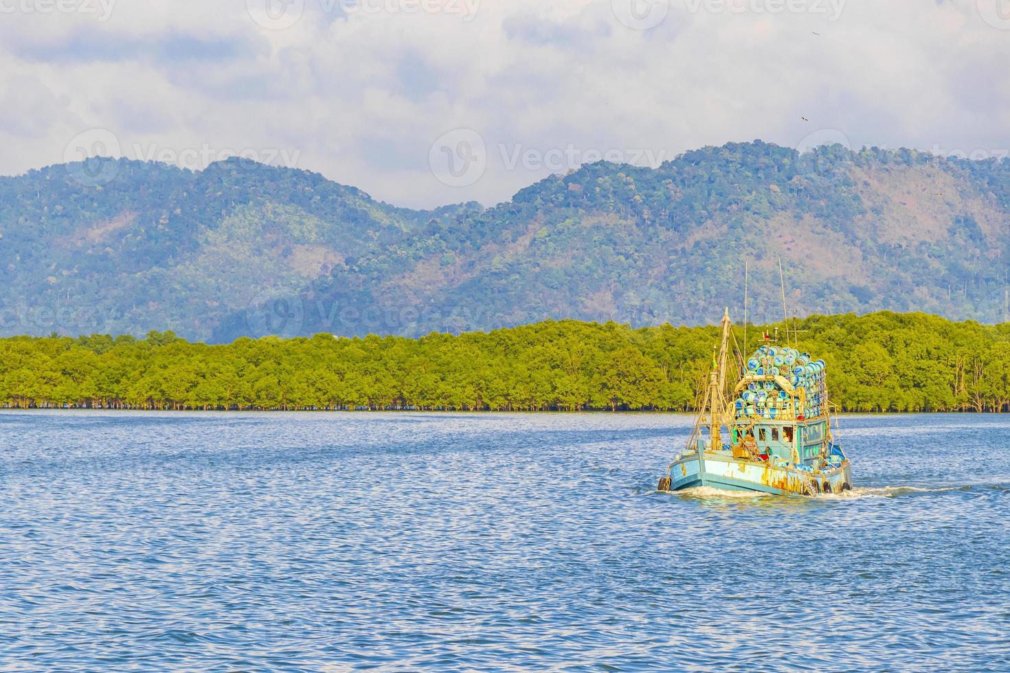 gamla fiskebåtar havslandskap panorama av ranong thailand. foto
