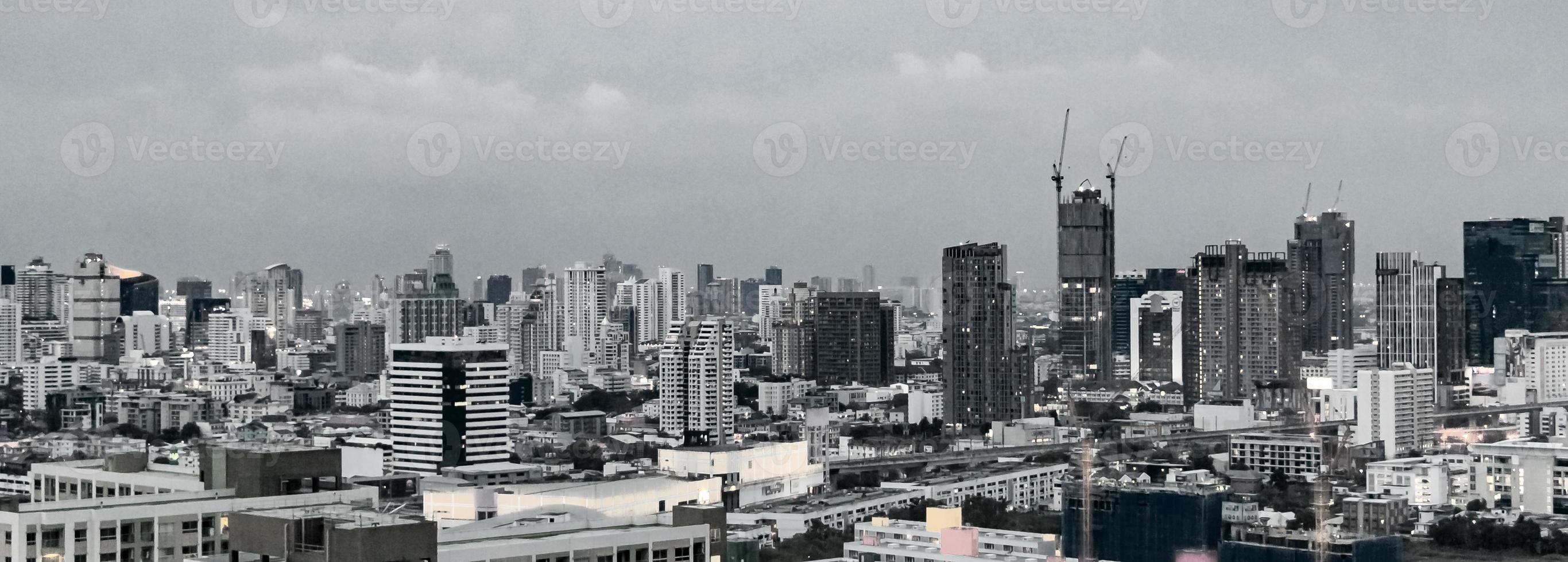 bangkok thailand city panorama skyskrapa stadsbild svartvit bild. foto