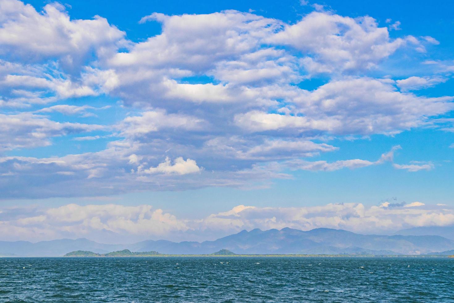 tropiska paradisöarna koh phayam koh chang landskap ranong thailand. foto