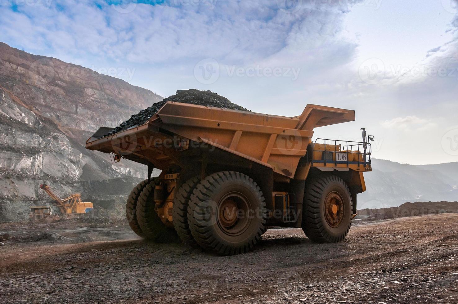 dagbrottsgruvan dumper kör ensam industriområde av järnmalmsbrott foto