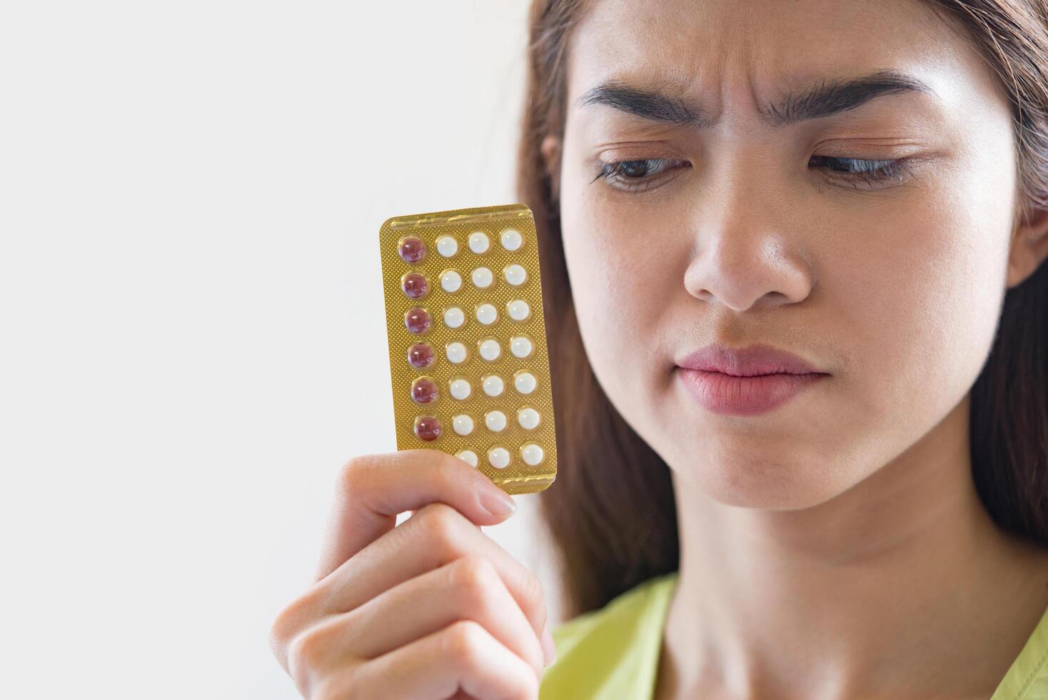 kvinna hand som håller en preventivmedel panel förhindra graviditet foto