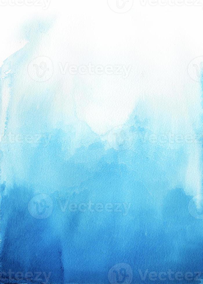 ljusblå vattenfärg abstrakt grunge vattenfärg handmålning bakgrund på vitt foto