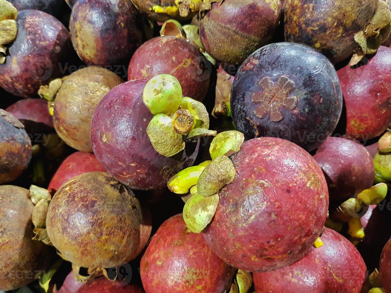 mörklila färsk frukt och rik på antioxidanter, vitamin och fibrer på trendig mynta. foto