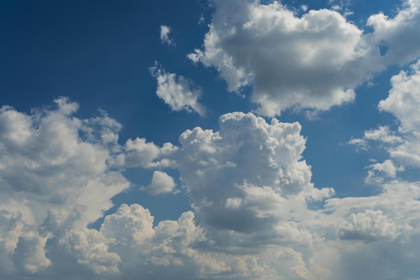 himmelsblå himmel dramatiska panorama berg och dramatisk himmel soluppgång bakgrund och vacker färgglad soluppgång över berg foto