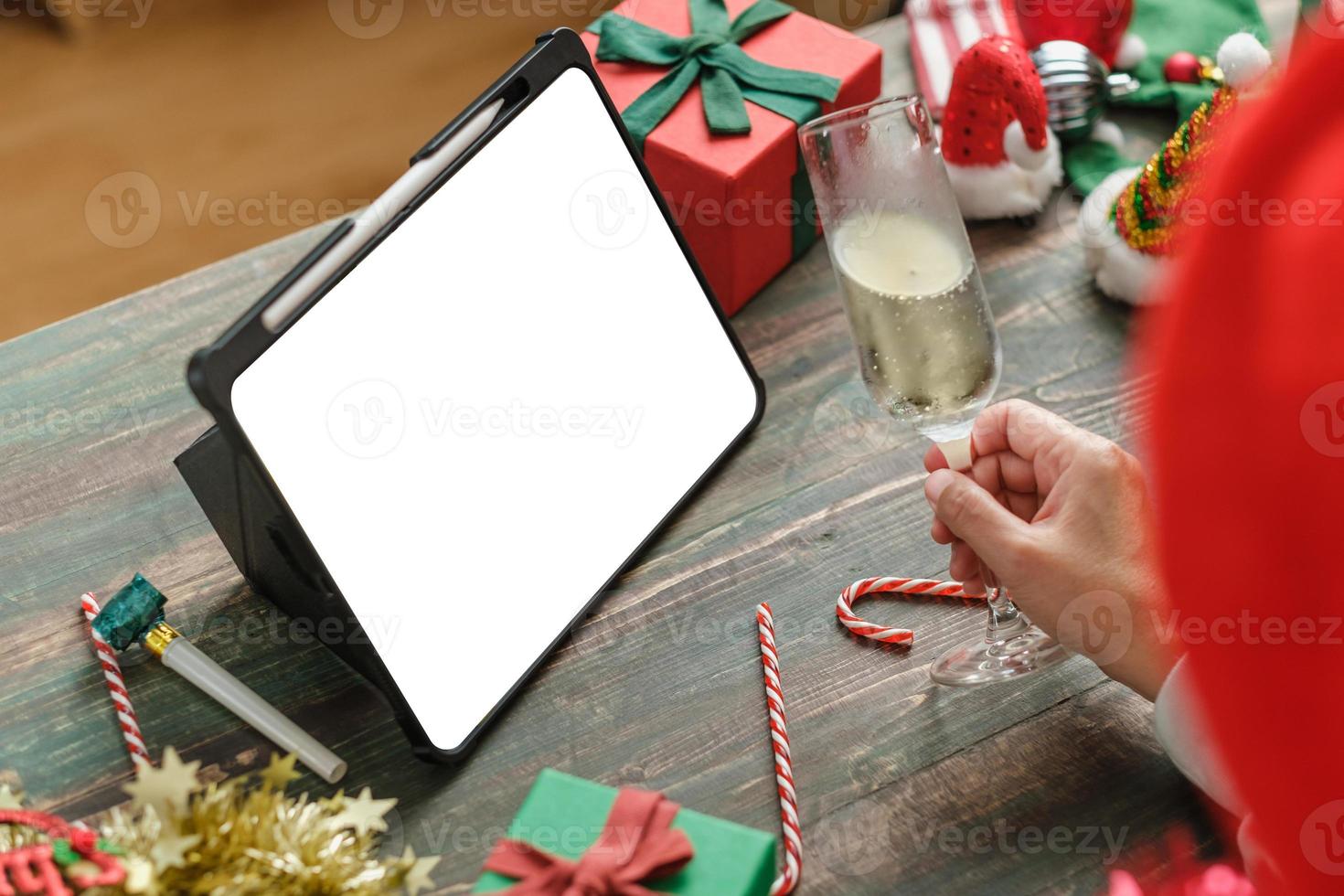 julfest videosamtal med vänner och skålande champagnefest tillsammans hemma. mock up-skärm foto