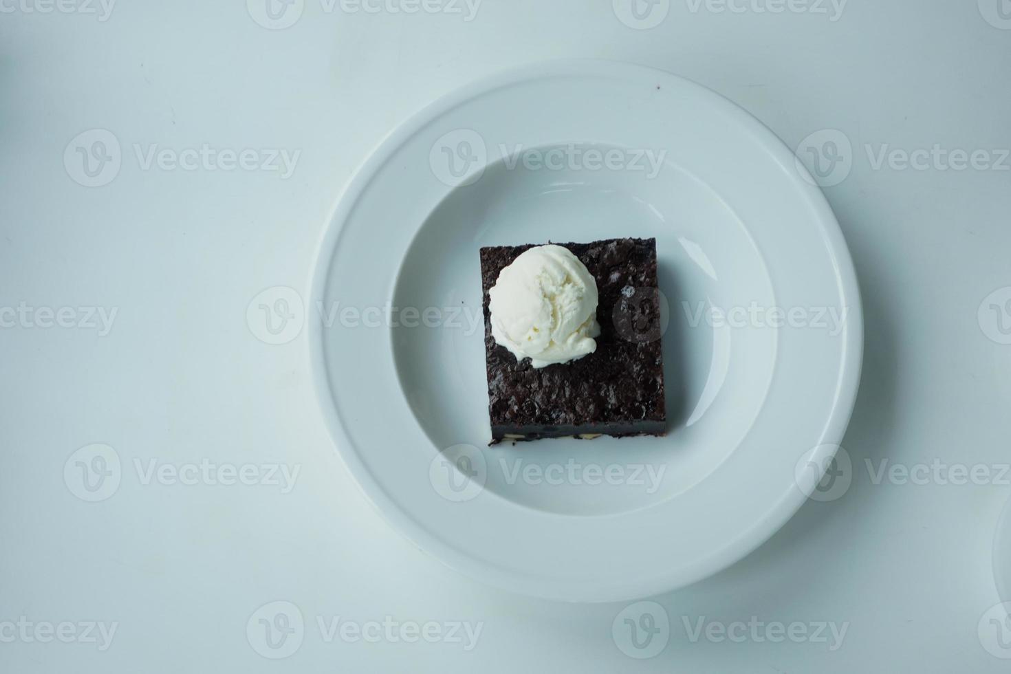 skiva brownie och glass på tallrik på bordet foto