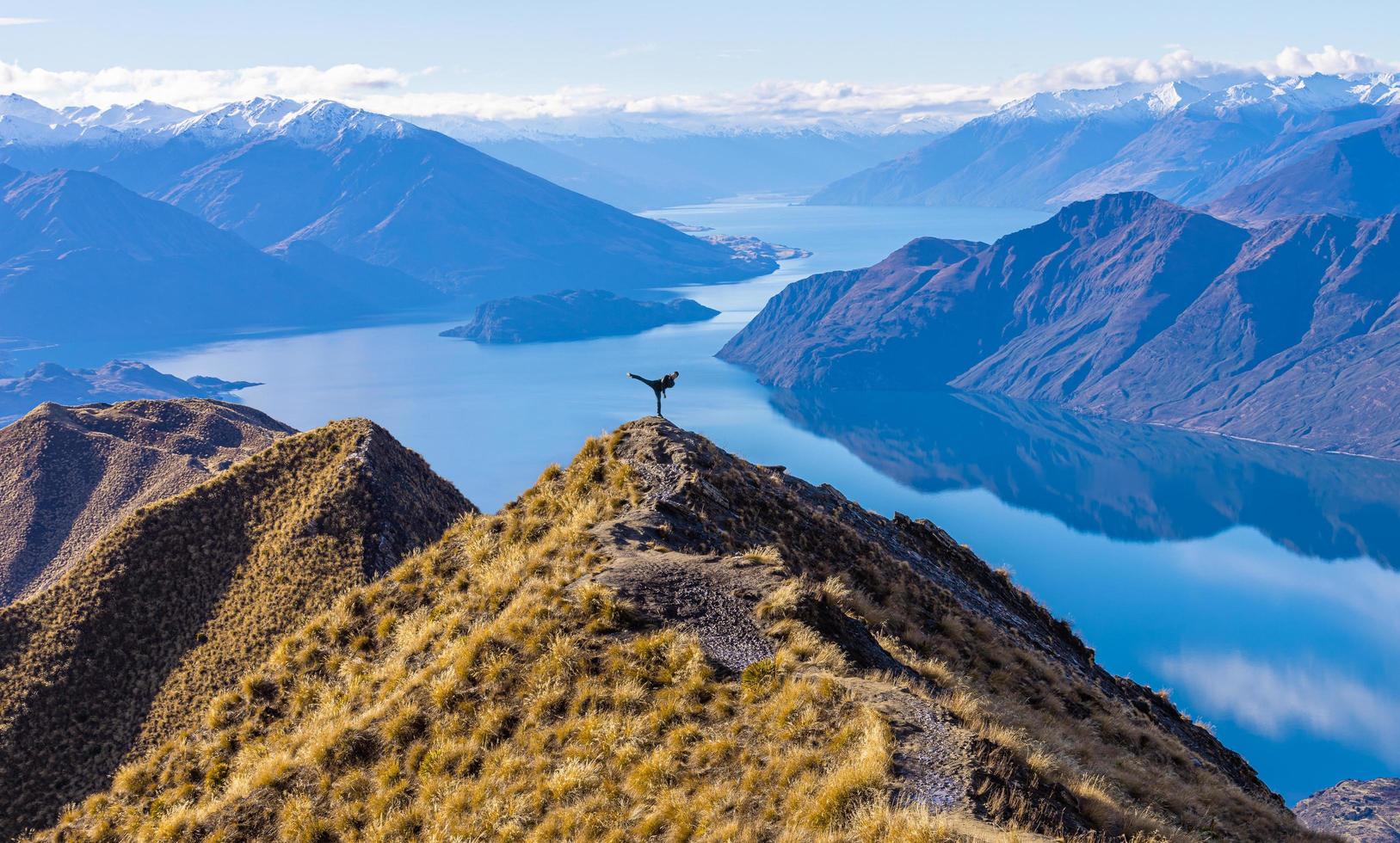 asiatisk turist som tränar kampsport med sidbenspark vid roy's peak lake wanaka new zealand foto