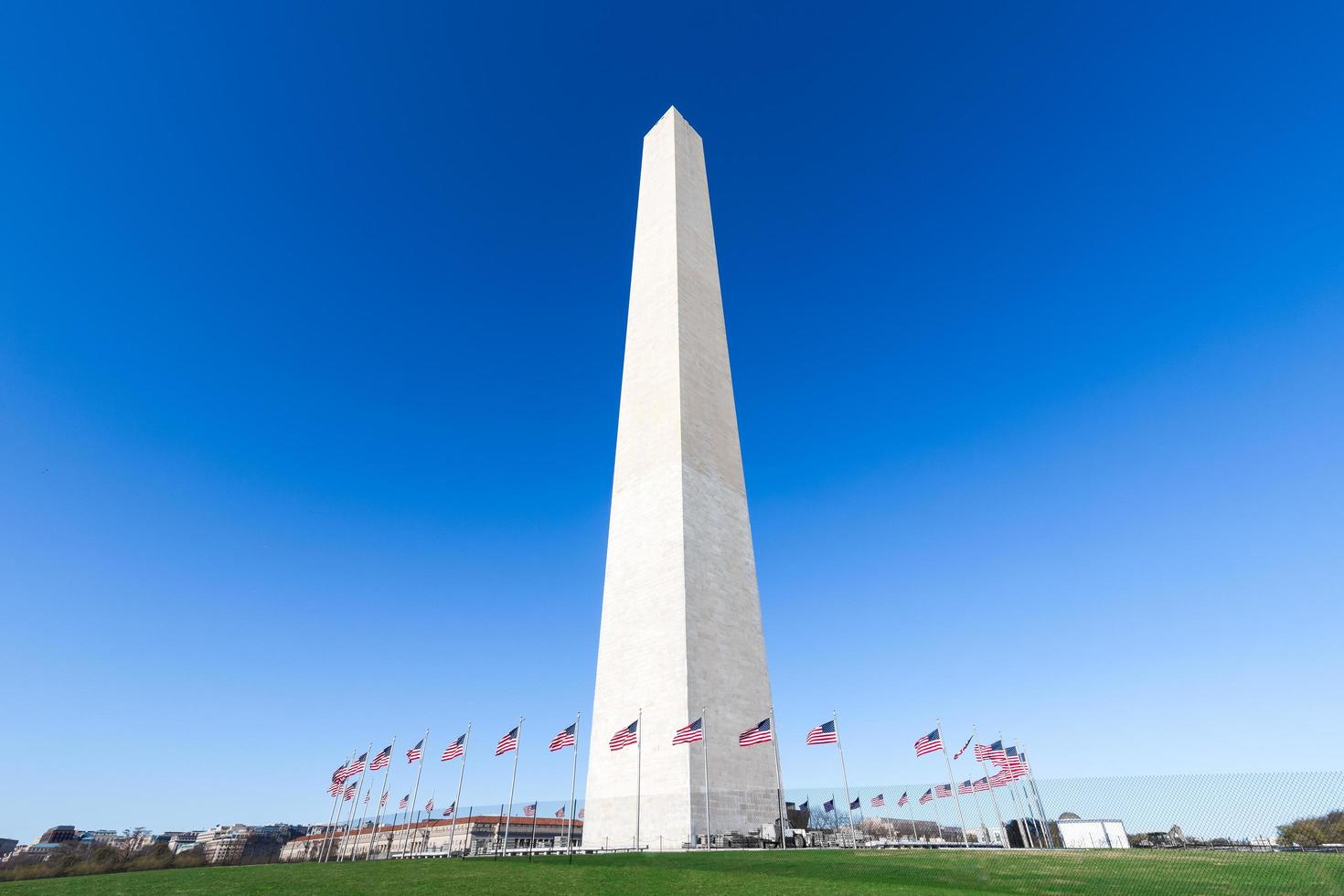washington monument på national mall med klarblå himmel, washington dc, usa foto