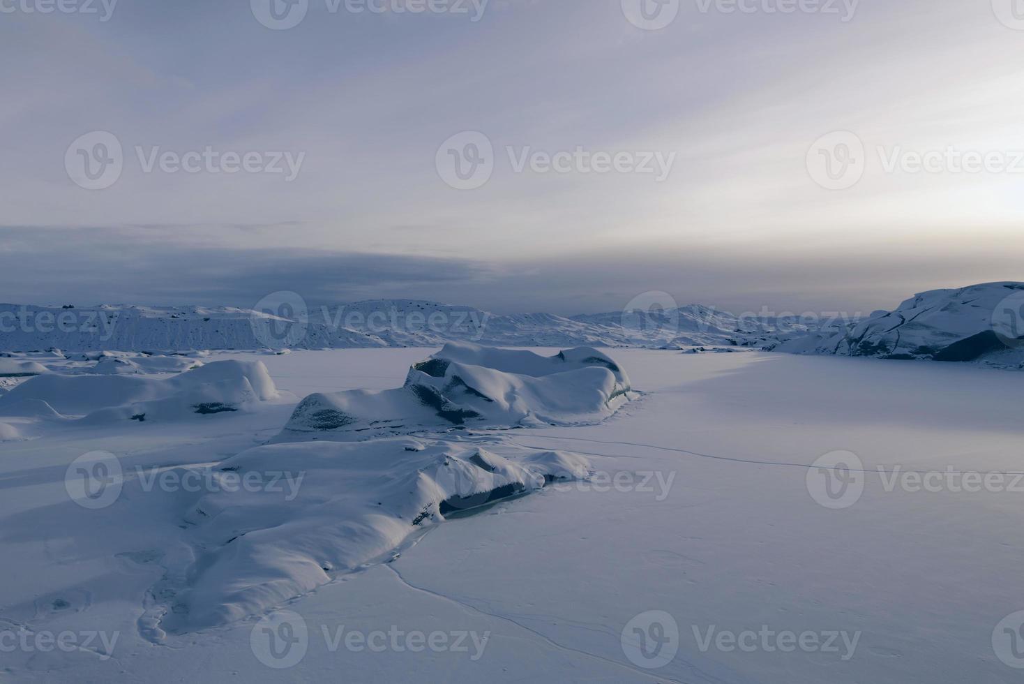 vit snö bygger vacker havsvinteratmosfär med stor blå himmel i himlens kullar. foto